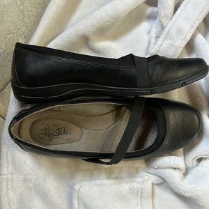 Woman Black shoe Lifestride flat 10W